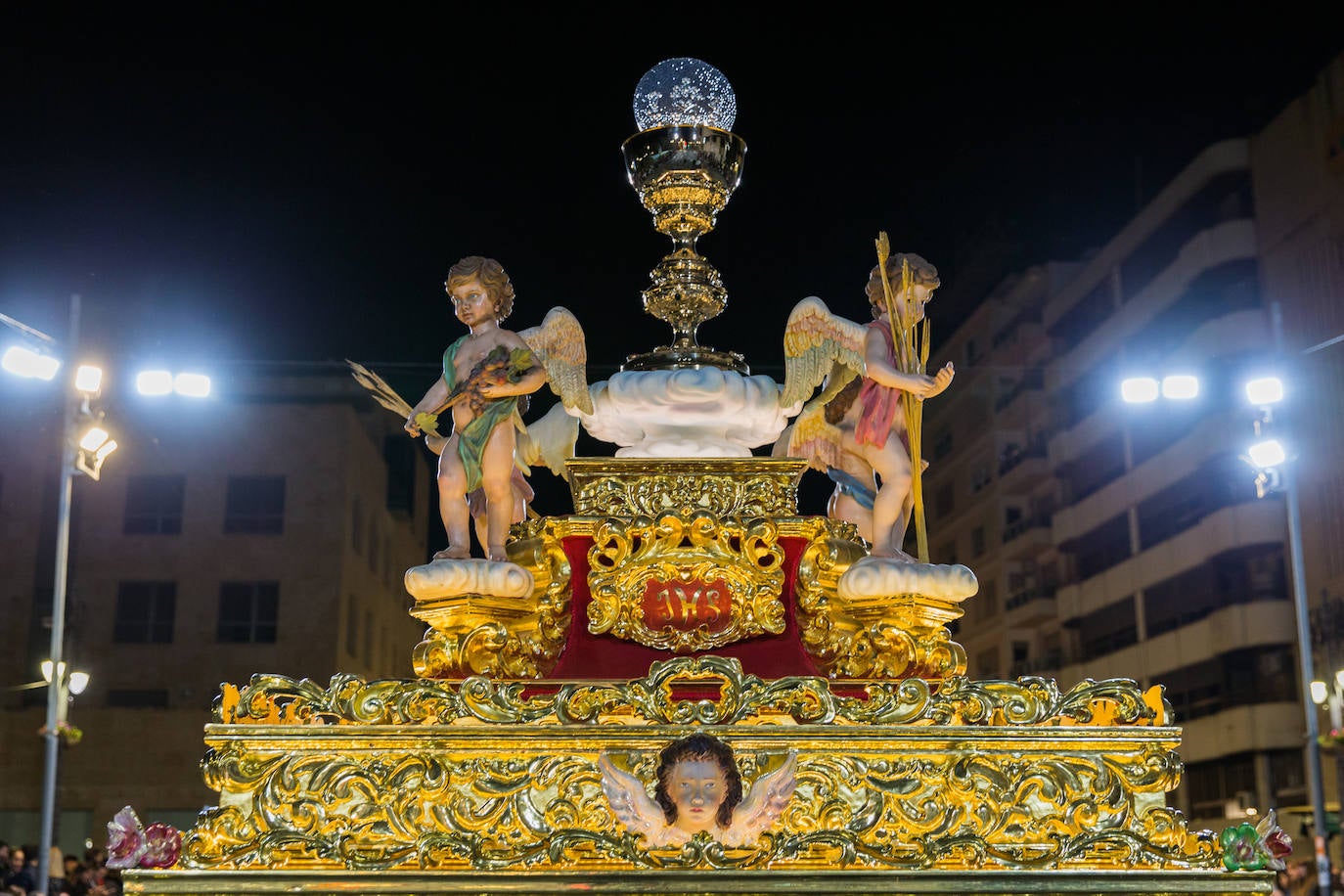 El primer paso de La Cena es su Trono Insignia, obra de Valentín y Domingo García Quinto