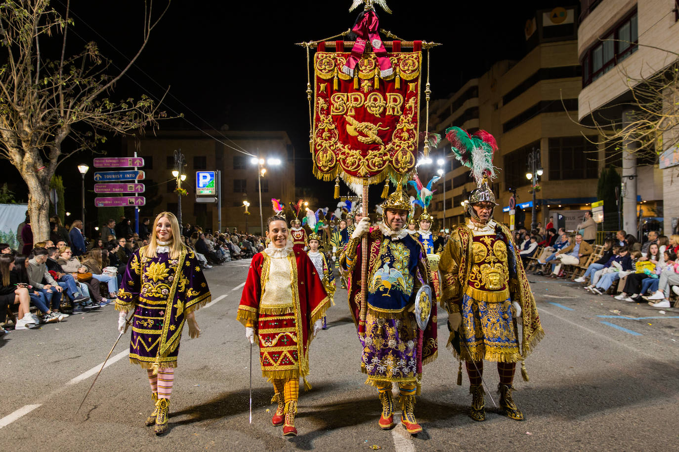 'Los Armaos' cierran el desfile.