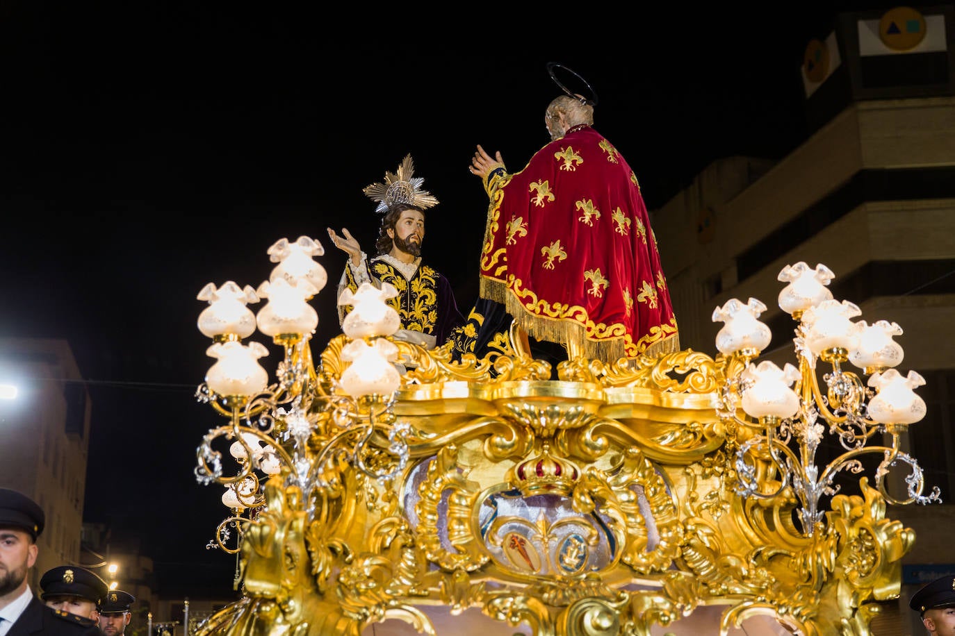 El trono, por su parte, fue ejecutado por Vicente Gómiz.
