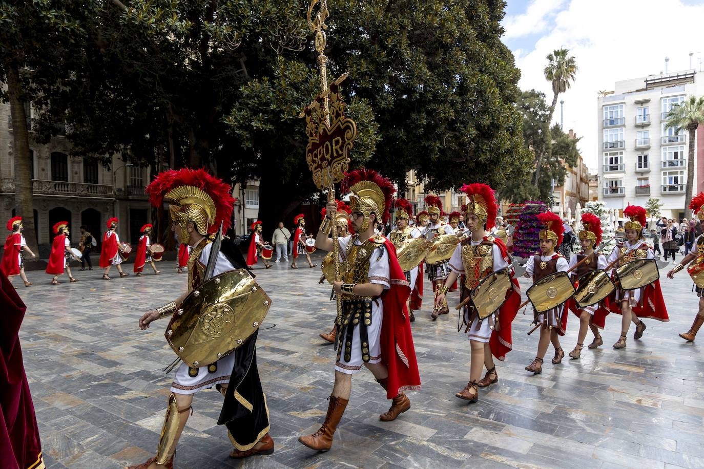 Cartageneros y turistas se echan a la calle en Semana Santa