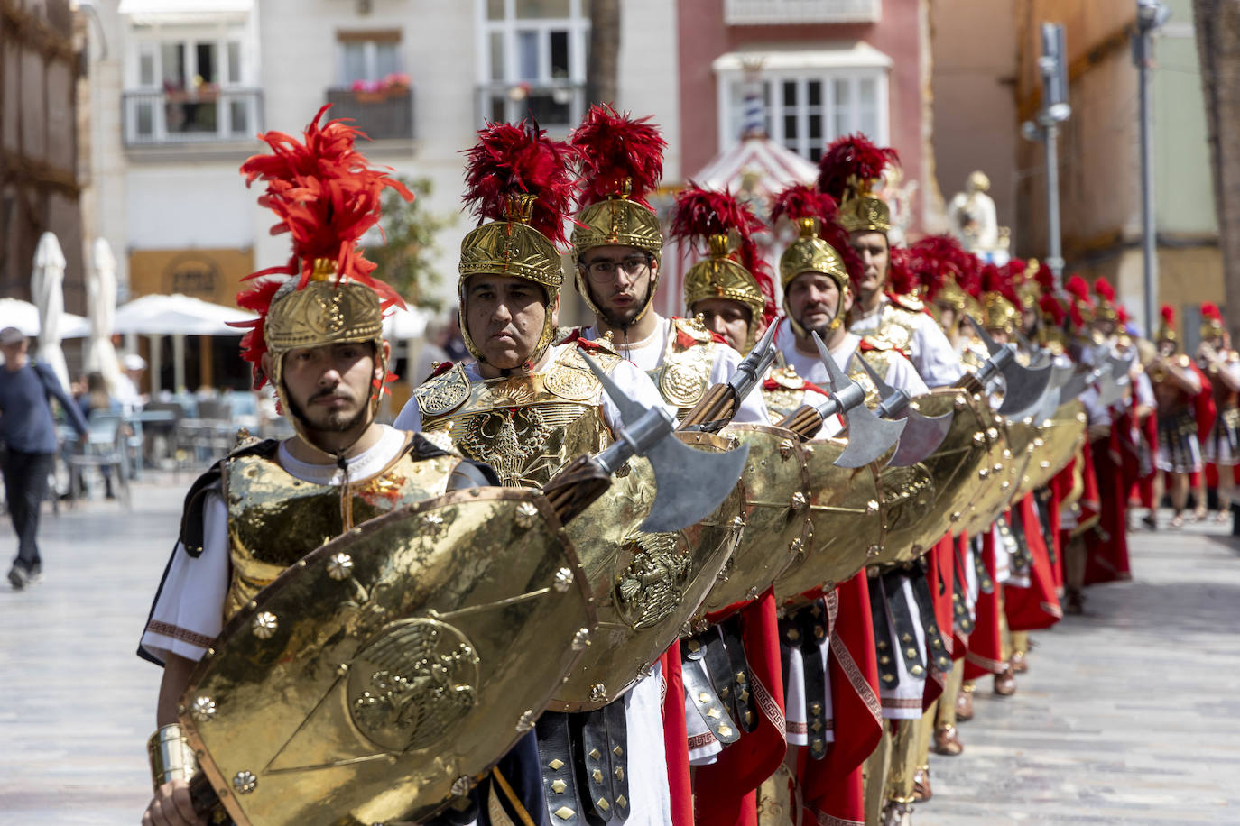 Cartageneros y turistas se echan a la calle en Semana Santa