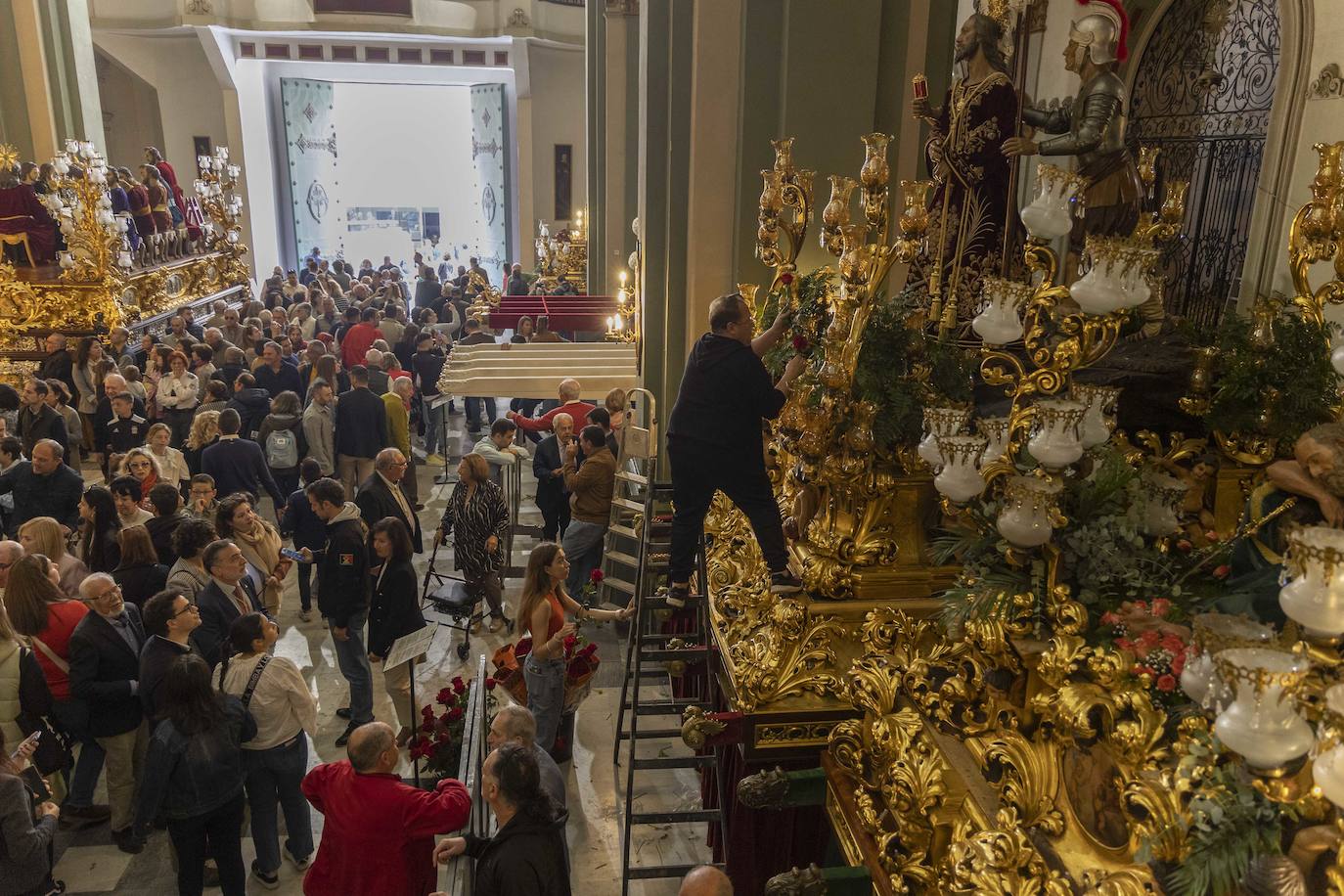 Cartageneros y turistas se echan a la calle en Semana Santa