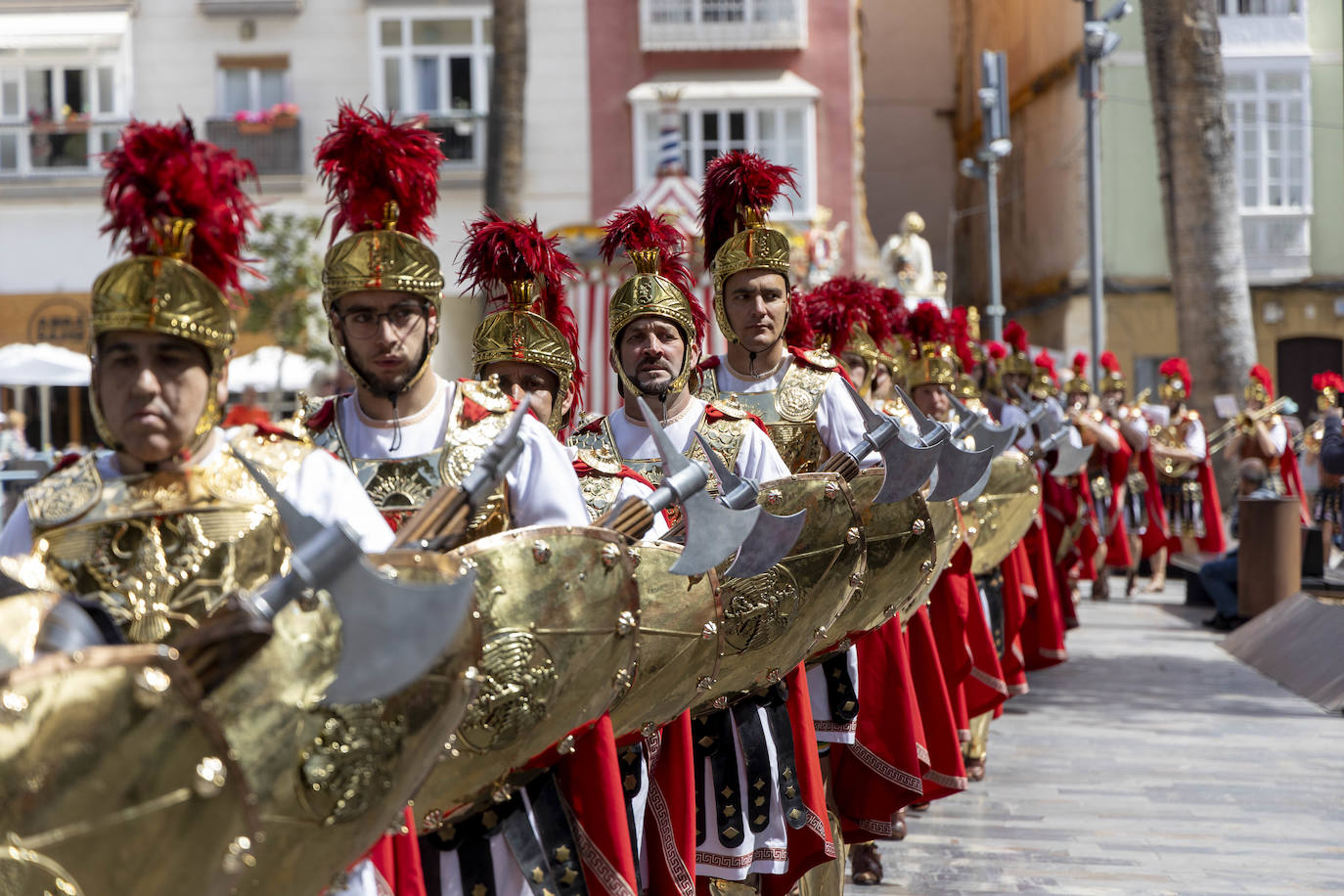 Cartageneros y turistas se echan a la calle en Semana Santa