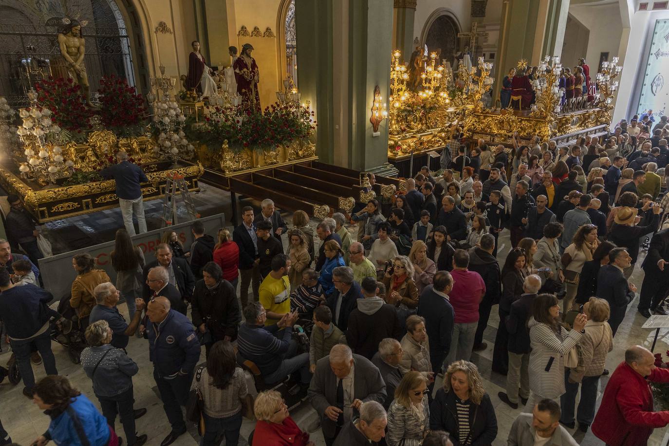 Cartageneros y turistas se echan a la calle en Semana Santa