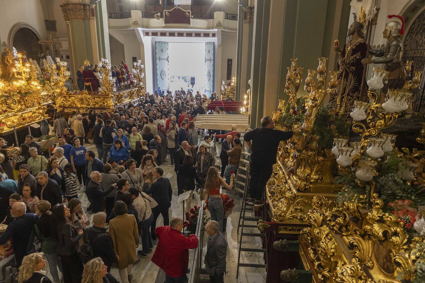 Cartageneros y turistas se echan a la calle en Semana Santa