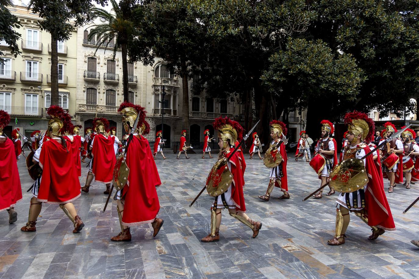 Cartageneros y turistas se echan a la calle en Semana Santa