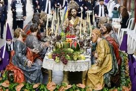 Paso de la Santa Cena, el primero que procesiona.