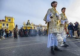 El incienso precede al paso de la Virgen de la Soledad del Calvario, ayer, en la procesión.