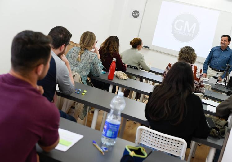 Tomás Baeza, preparador, imparte una clase a un grupo de opositores.