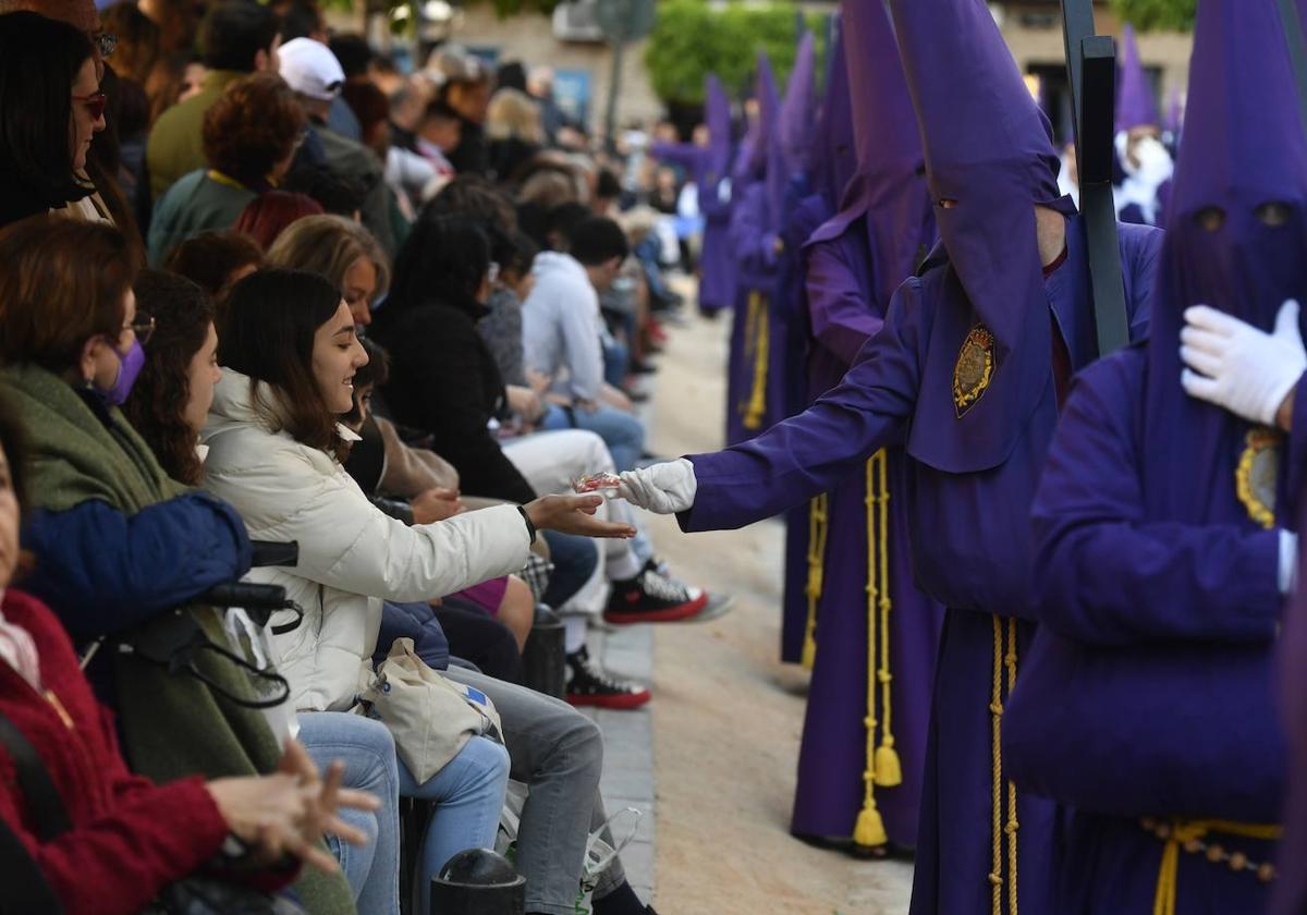 Los murcianos se emocionan con la procesión de Viernes Santo