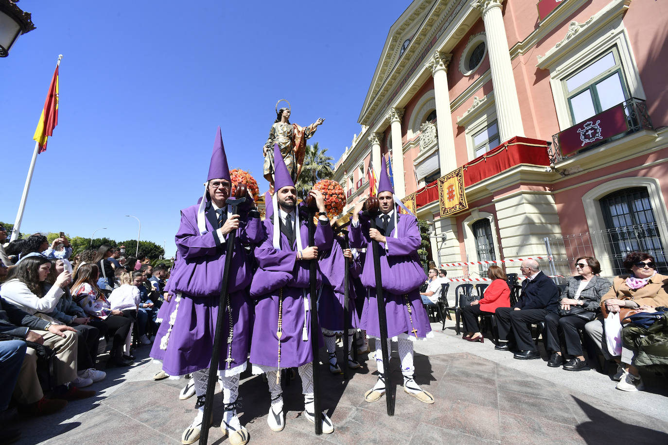 Los murcianos se emocionan con la procesión de Viernes Santo