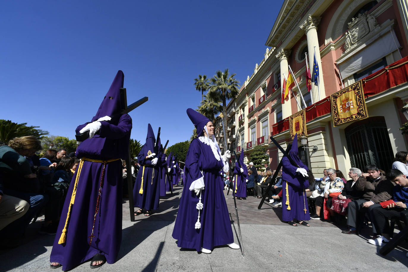 Los murcianos se emocionan con la procesión de Viernes Santo