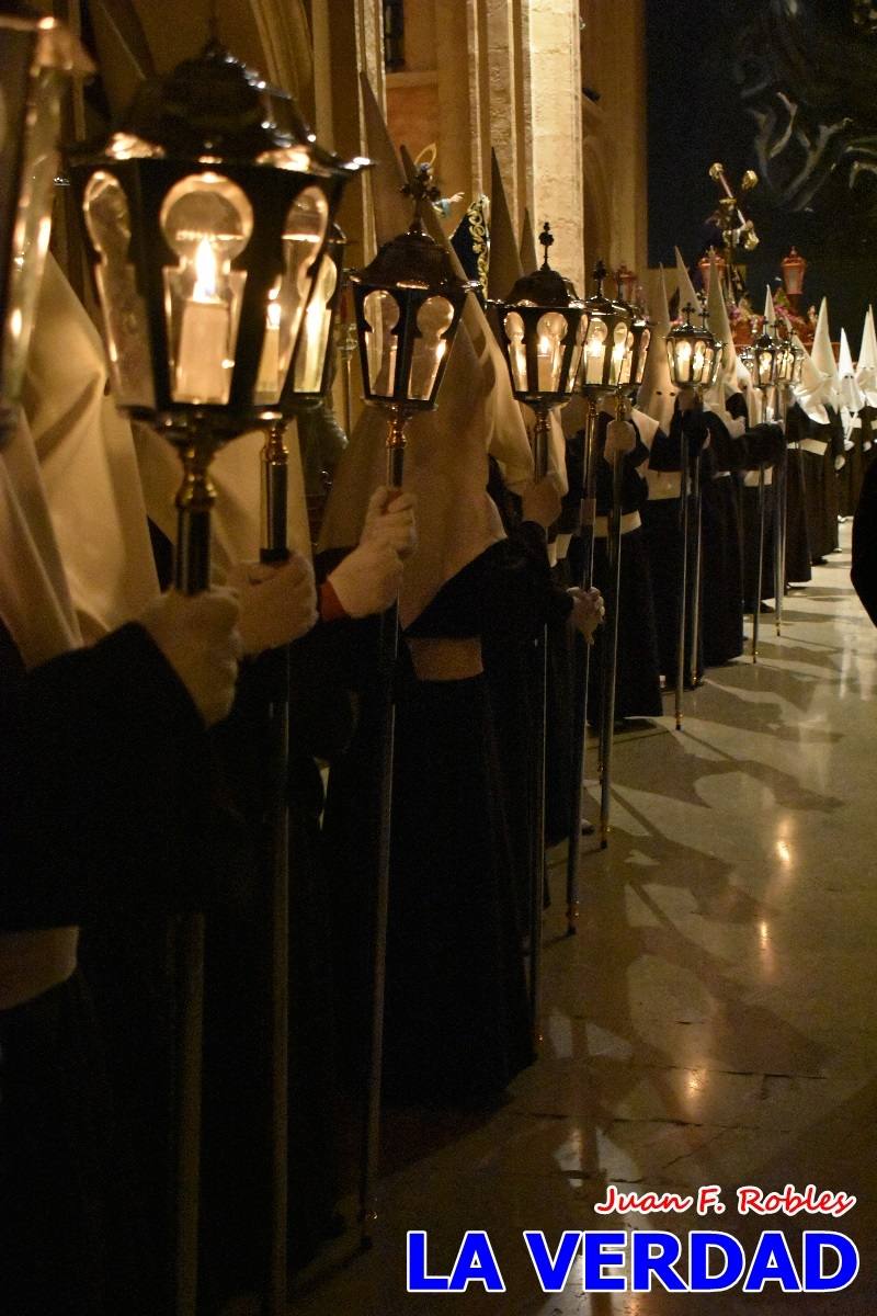 El Cristo de los Voluntarios inunda de solemnidad la medianoche