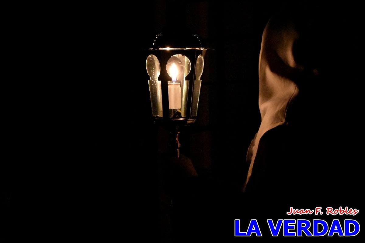 El Cristo de los Voluntarios inunda de solemnidad la medianoche