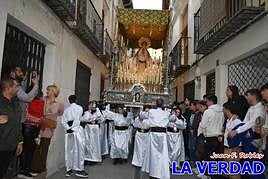 El trono de la Virgen Blanca a su paso por la calle Mayor