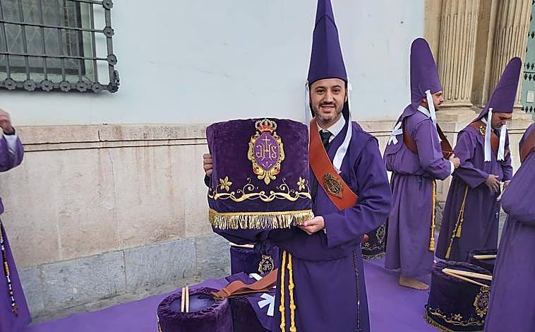 Imagen - Pedro Martínez posa orgulloso con su tambor.