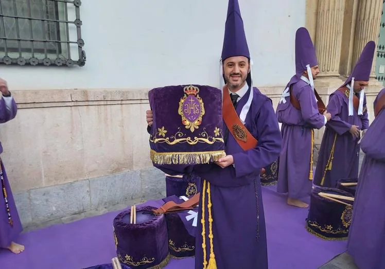 Pedro Martínez poses proudly with his drum.
