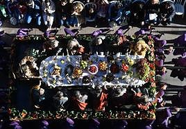 Paso de la Santa Cena, el primero que procesiona, este viernes.