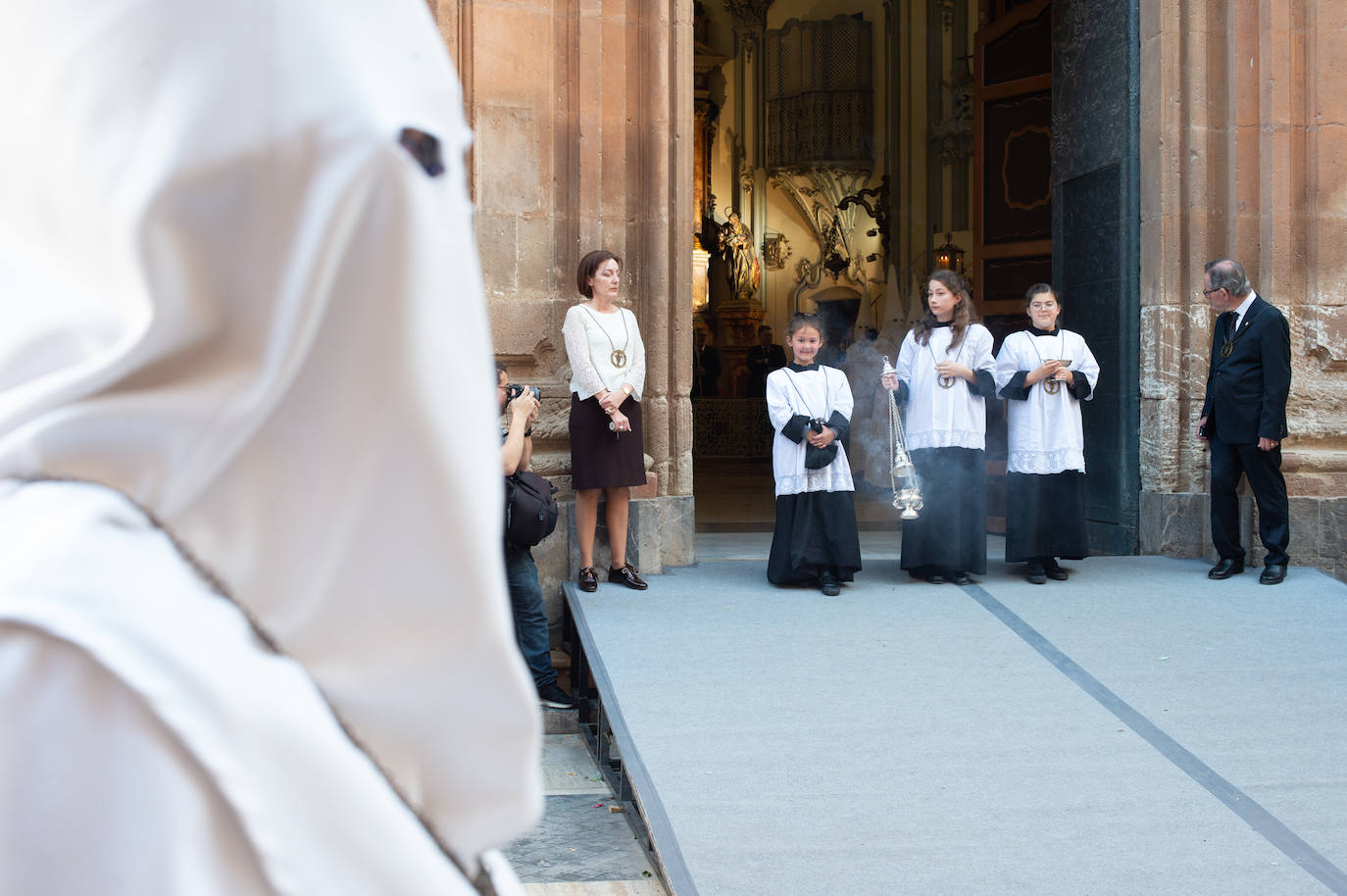 El Cristo Yacente recorre las calles de Murcia, en imágenes