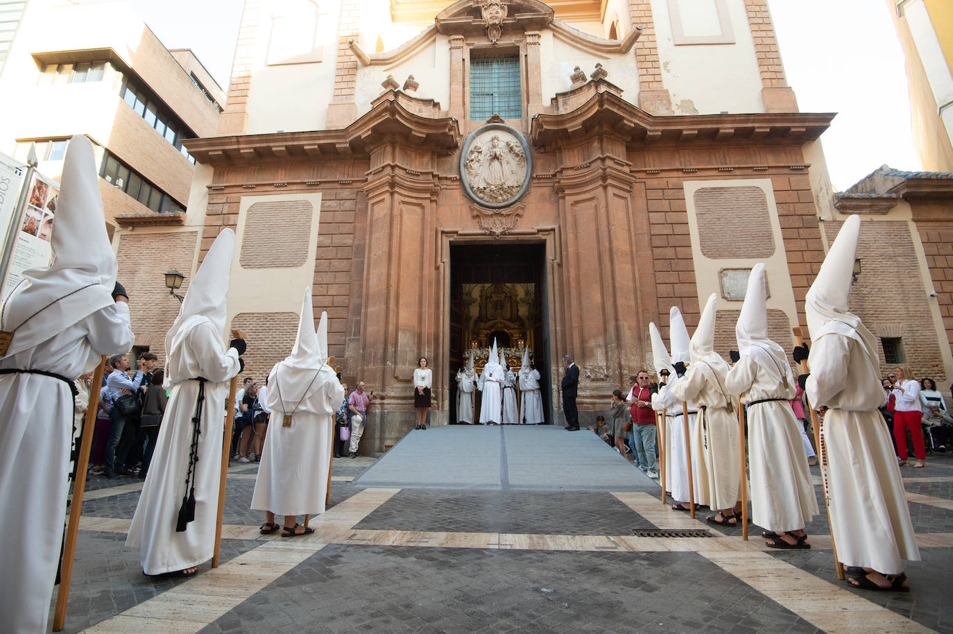 El Cristo Yacente recorre las calles de Murcia, en imágenes