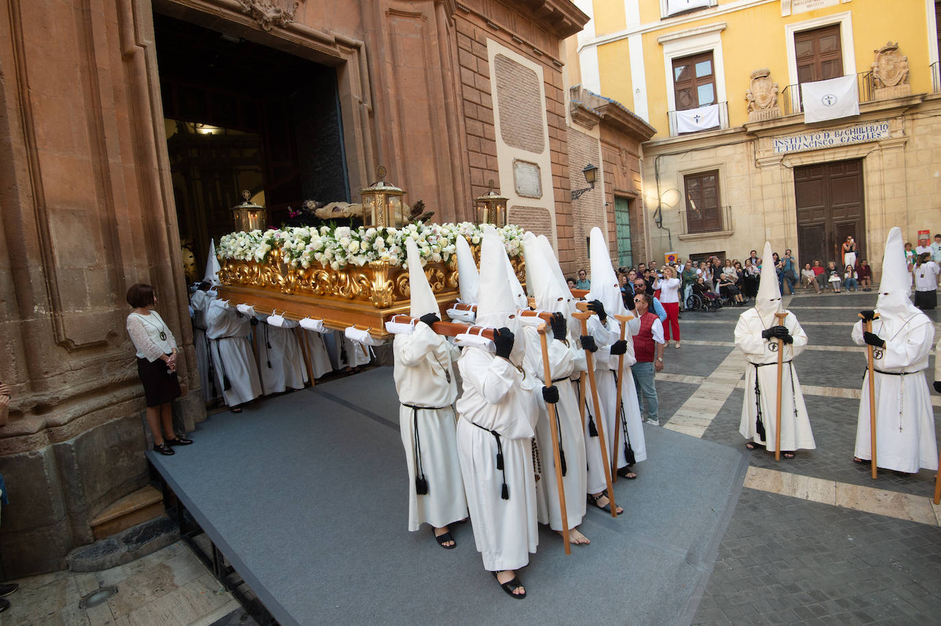 El Cristo Yacente recorre las calles de Murcia, en imágenes