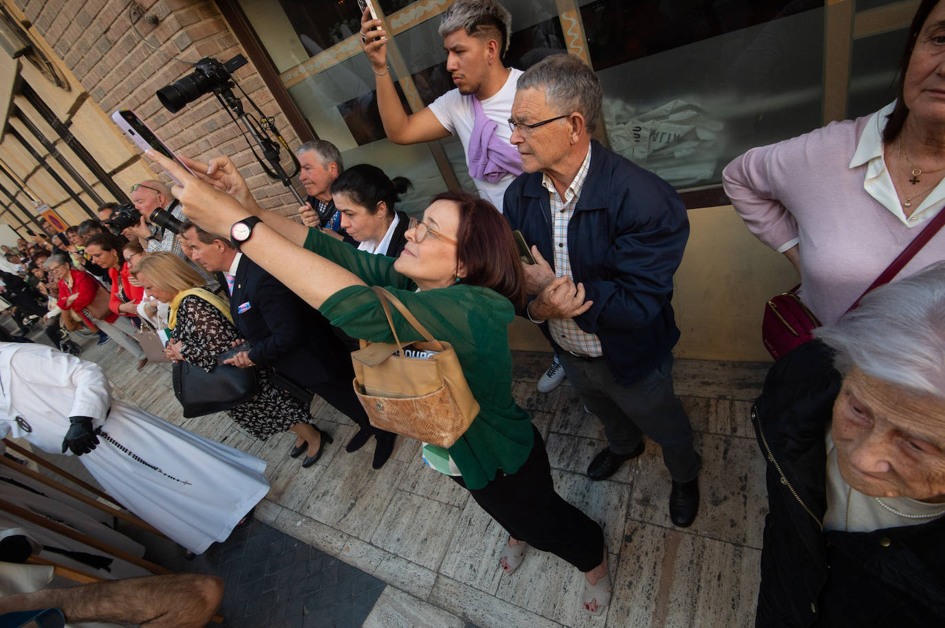 El Cristo Yacente recorre las calles de Murcia, en imágenes