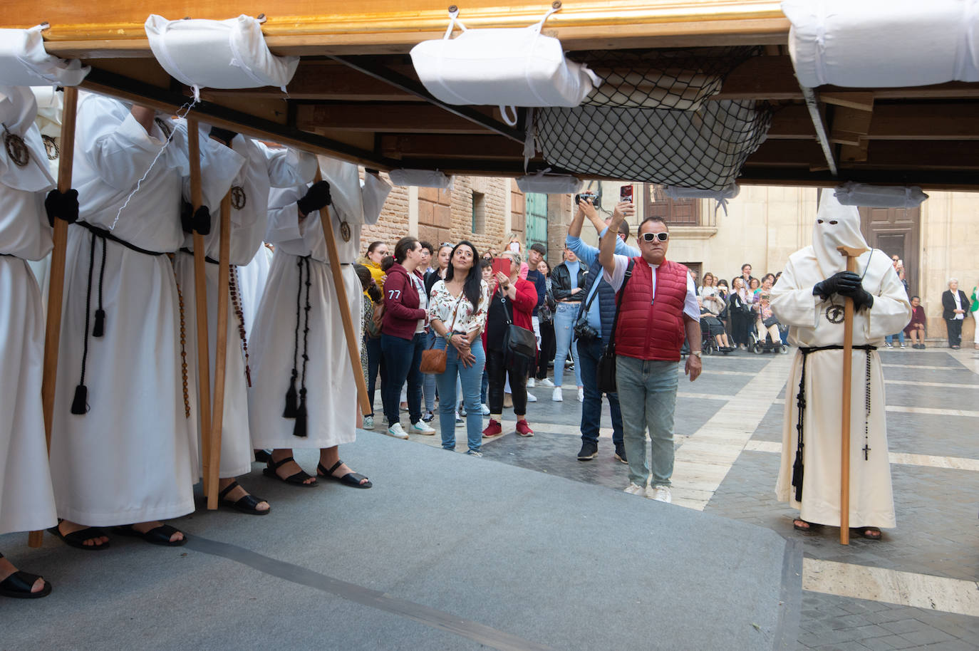 El Cristo Yacente recorre las calles de Murcia, en imágenes