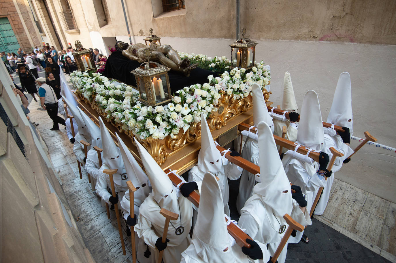 El Cristo Yacente recorre las calles de Murcia, en imágenes