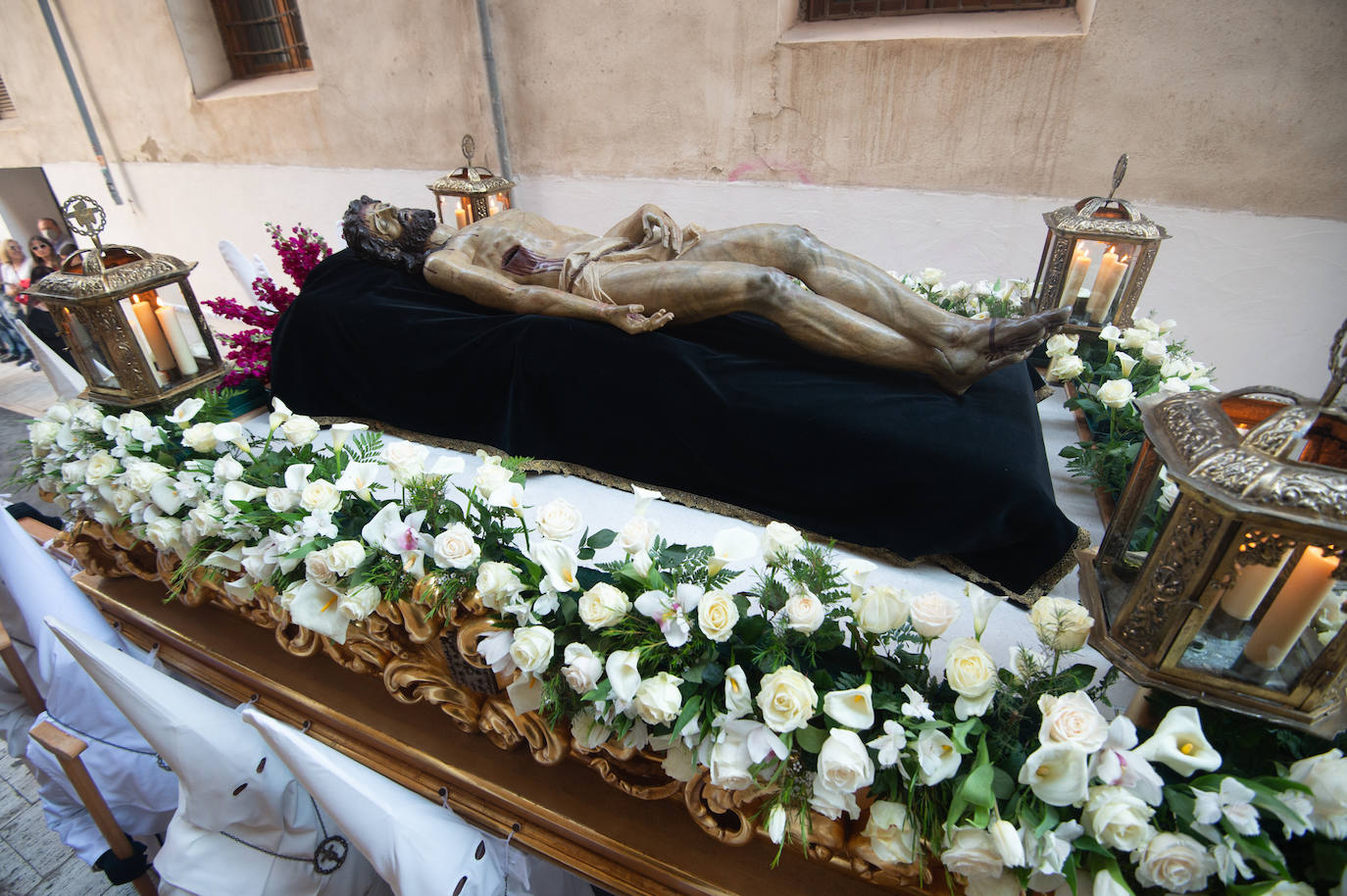 El Cristo Yacente recorre las calles de Murcia, en imágenes