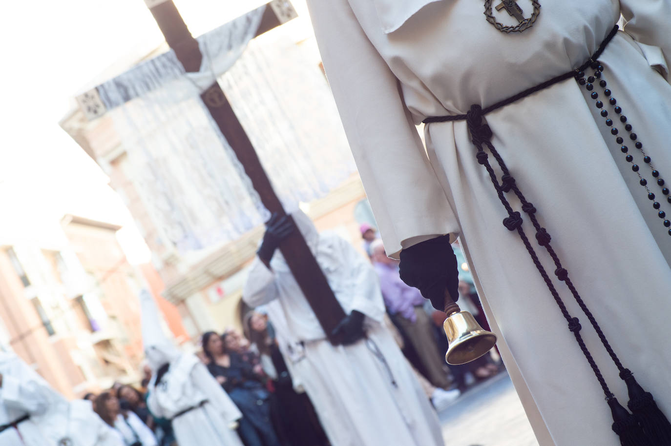 El Cristo Yacente recorre las calles de Murcia, en imágenes