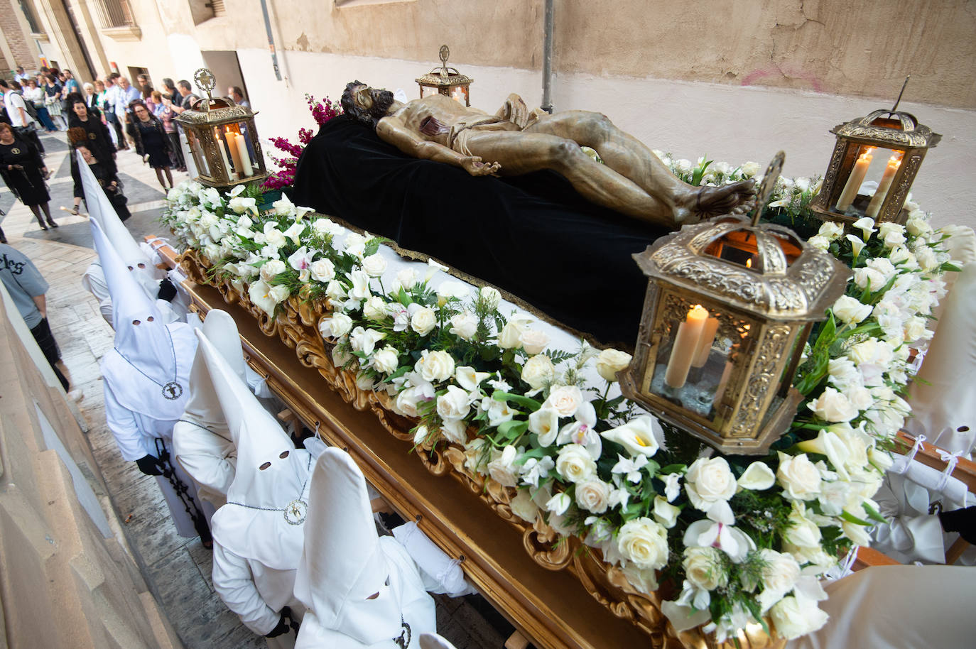 El Cristo Yacente recorre las calles de Murcia, en imágenes