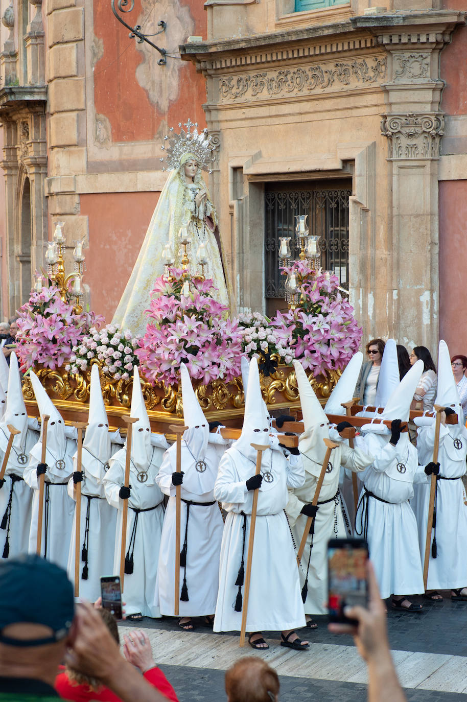 El Cristo Yacente recorre las calles de Murcia, en imágenes