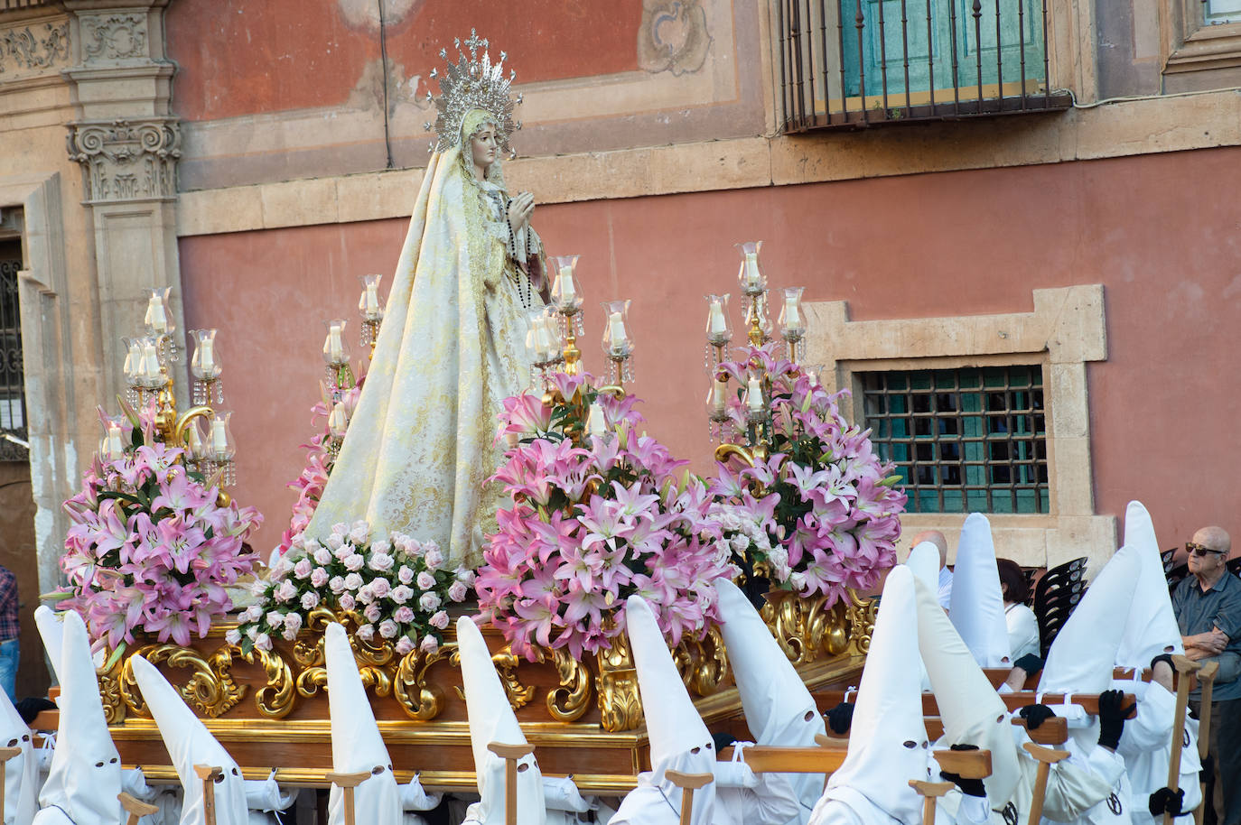 El Cristo Yacente recorre las calles de Murcia, en imágenes