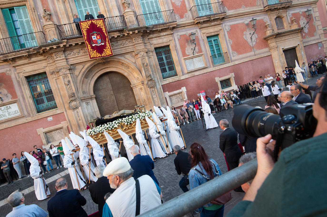 El Cristo Yacente recorre las calles de Murcia, en imágenes