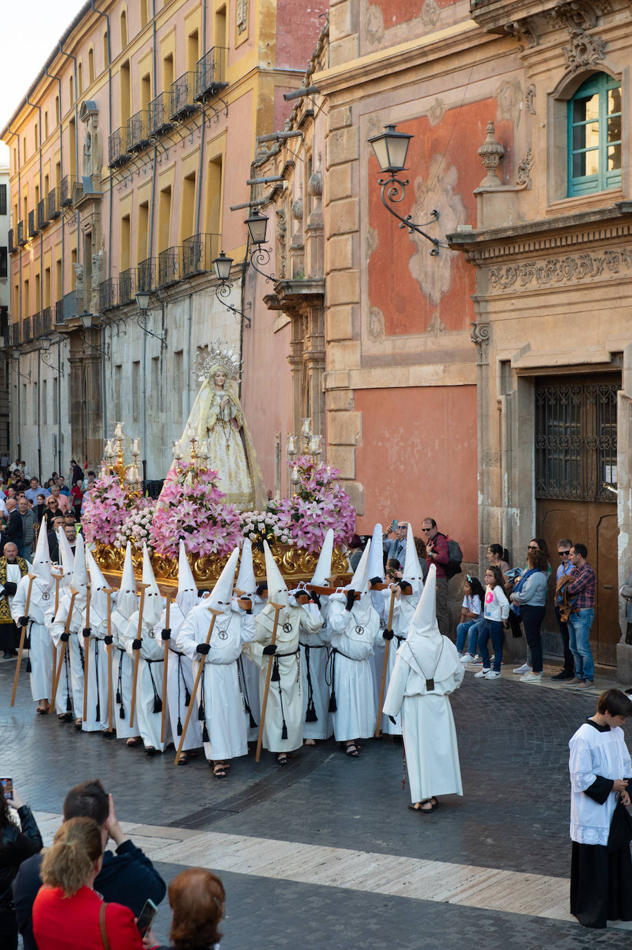 El Cristo Yacente recorre las calles de Murcia, en imágenes