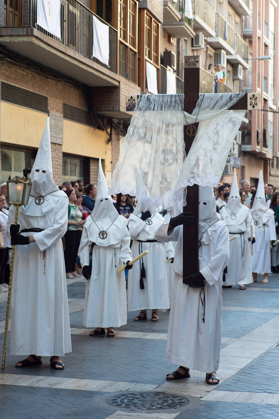 El Cristo Yacente recorre las calles de Murcia, en imágenes