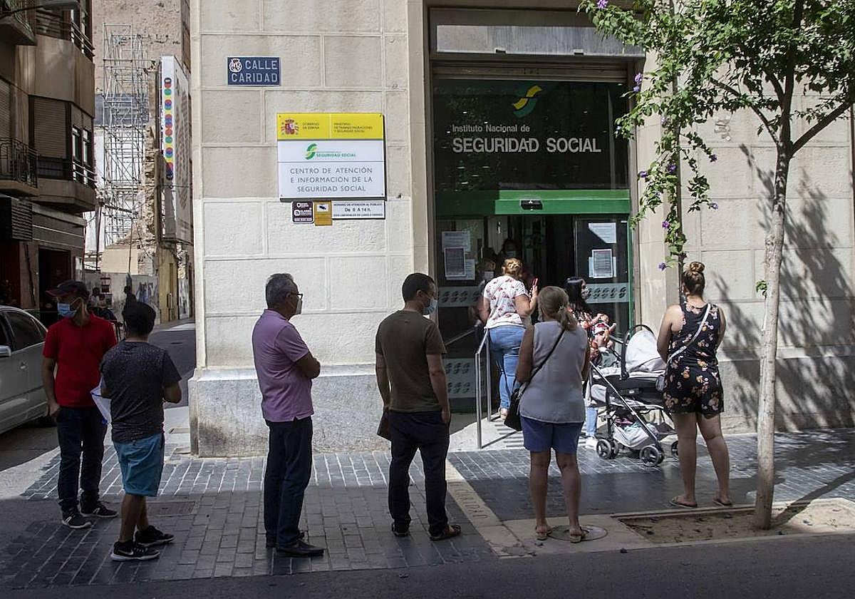 Colas frente a la oficina de la Seguridad Social en la calle Caridad de Cartagena, en una imagen archivo.