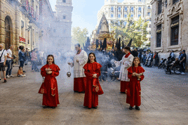 El paso del Cristo Yacente, este sábado, en su recorrido por el centro de Murcia.