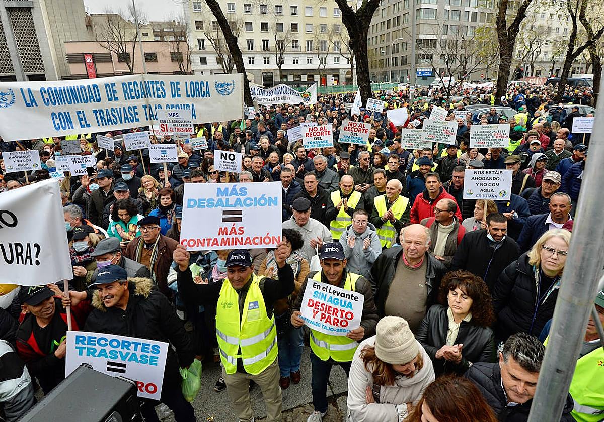Regantes y trabajadores del campo se manifiestan contra los recortes del trasvase en la protesta del pasado enero frente al Ministerio de Agricultura.