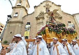 Un momento de la procesión del Resucitado a su salida de la iglesia de Santa Eulalia.