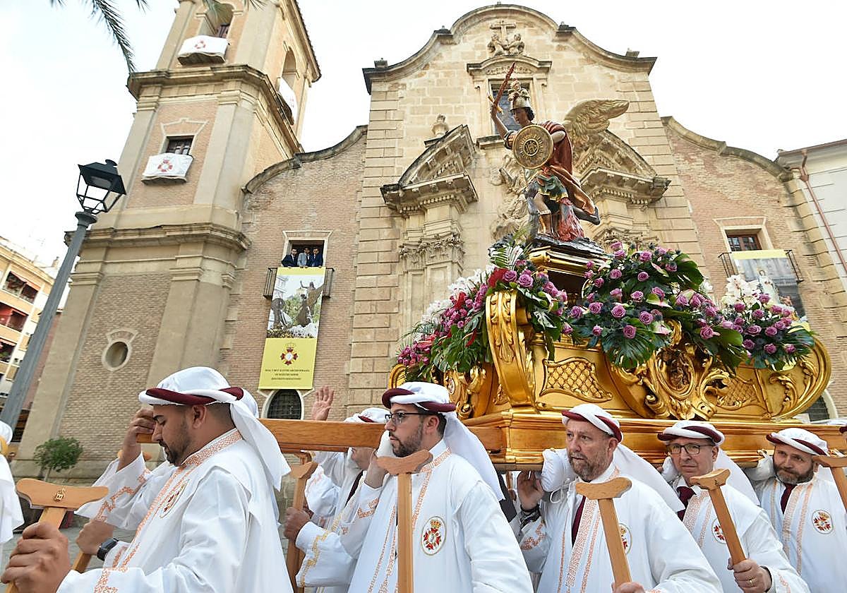Un momento de la procesión del Resucitado a su salida de la iglesia de Santa Eulalia.