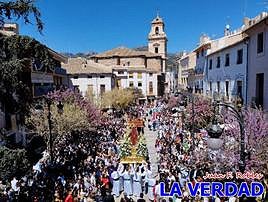 El paso blanco entra en la plaza del Arco con San Juan Evangelista, al fondo, los tronos de morados y encarnados esperan la llegada de las imágenes