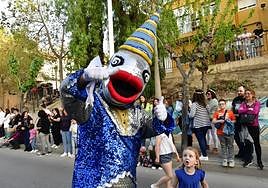 Vecinos de Molina reciben a la Sardina con jolgorio en las calles.