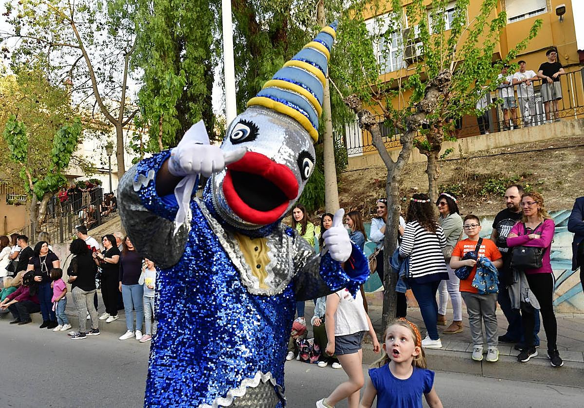 Vecinos de Molina reciben a la Sardina con jolgorio en las calles.