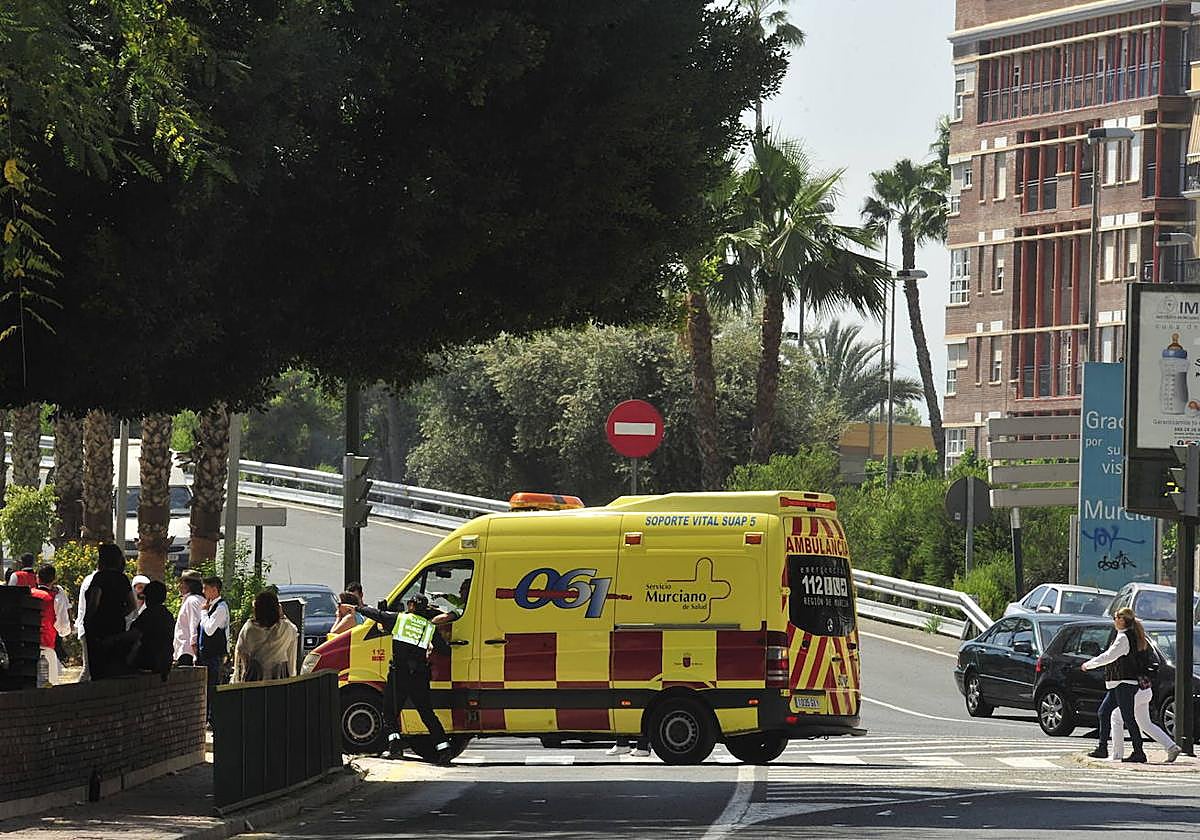 Una ambulancia estacionada en el paseo del Malecón