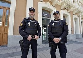 Héctor López y Jesús Marín, en la puerta de la estación del Carmen.