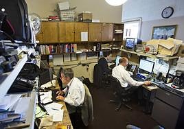 Trabajadores en una oficina, en una imagen de archivo.