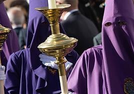 Un nazareno en la procesión de este Viernes Santo en Murcia.