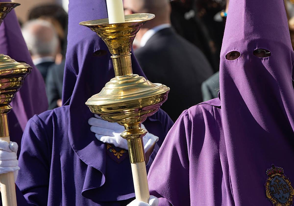 Un nazareno en la procesión de este Viernes Santo en Murcia.