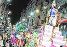 Los sardineros pasean por la Gran Vía entregando juguetes y obsequios a los presentes.